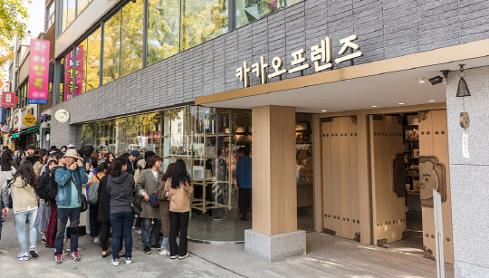 1일 오픈한 카카오프렌즈 전주 한옥마을점 입장을 기다리는 고객들의 모습. 카카오IX 제공